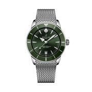 Quadrante verde sunburst con indici a bastone applicati e lancette luminescenti, datario a finestrella a ore 6 dell'orologio Breitling Superocean Heritage B31 Automatic 42